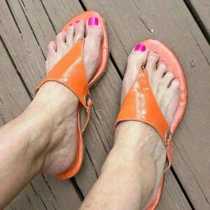 Vintage Merona orange faux patent leather thongs silver circle detail sandals